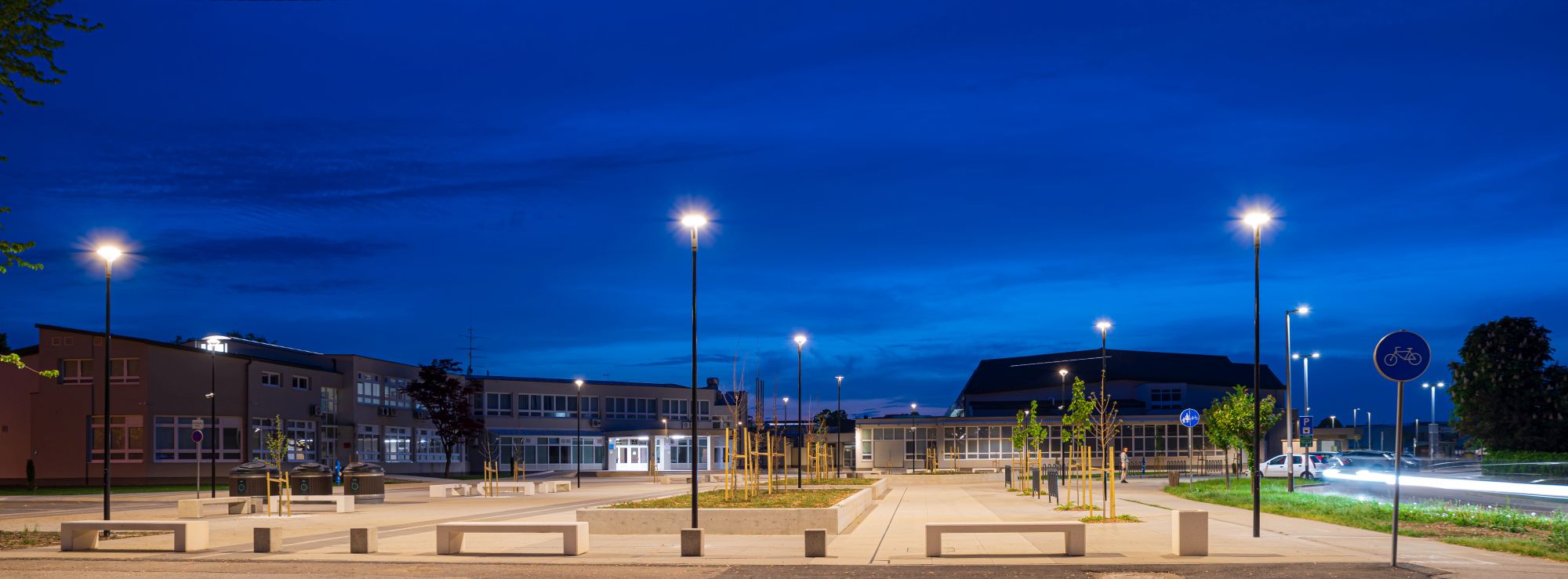 Unaprijedili smo javnu rasvjetu LED svjetiljkama Spectro professional Realizirali smo projekt zamjene postojeće javne rasvjete - energetski učinkovitijom i ekološki prihvatljivijom led rasvjetom u općini Hum na Sutli. Korištene su ulične/cestovne svjetiljke Spectro proffesional Montažom nove led rasvjete, ostvaruje se ušteda u potrošnji električne energije za odprilike ~75%  Korištene su ulične / cestovne svjetiljke Spectro proffesional za javnu rasvjetu.